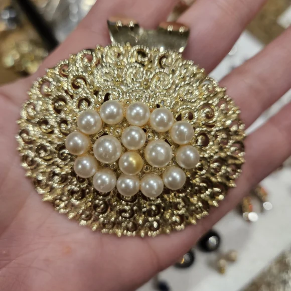 Elegant Gold and Pearl Brooch - Picture 4 of 7